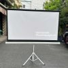 Màn chiếu 3 chân 84inch tự cuốn gọn thiết kế chắc chắn, phù hợp tất cả các loại máy chiếu hiện nay (mã MC15.2)